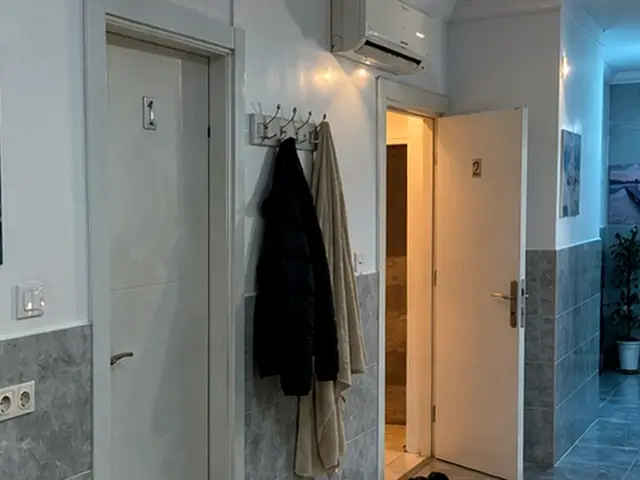 Oda girişinde askı ve temiz terlik — Celaliye, Masaj Salonun